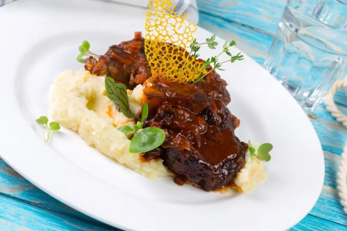 Una carrilada en salsa con carne de cerdo