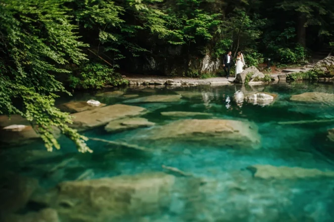Cascadas y piscinas con agua cristalina