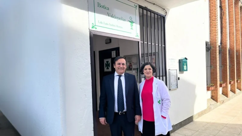 Cofares dedica más del 38% de sus rutas matutinas a asegurar el acceso diario de medicamentos a las farmacias rurales 1 Merca2.es Eduardo Pastor y Lara Aunon en la farmacia de Valdepenas de la Sierra 2 Merca2.es