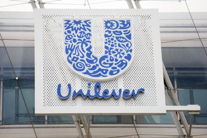 Aldi traza su estrategia para congelar los helados de Unilever 1 Merca2.es EuropaPress 6267708 filed 01 august 2017 hamburg the unilever logo is seen on the facade of the Merca2.es