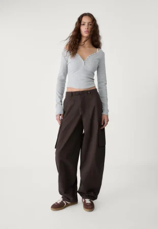 Stradivarius agota el pantalón cargo más favorecedor que combina con zapatillas y tacones 34 Merca2.es Pantalón cargo parachute