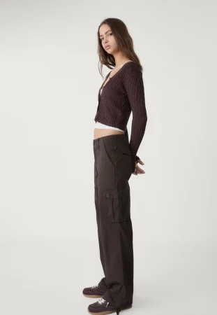 Stradivarius agota el pantalón cargo más favorecedor que combina con zapatillas y tacones 30 Merca2.es Pantalón cargo straight