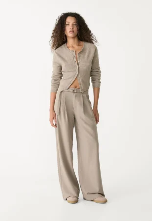 Stradivarius agota el pantalón cargo más favorecedor que combina con zapatillas y tacones 31 Merca2.es Pantalón vestir ancho detalle hebilla