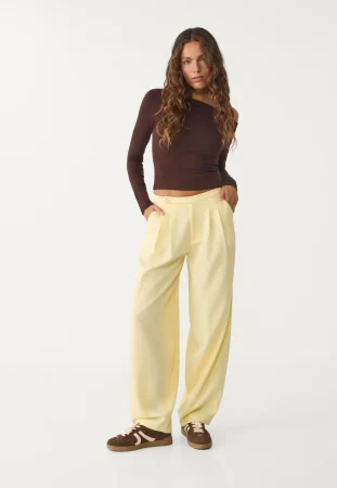 Stradivarius agota el pantalón cargo más favorecedor que combina con zapatillas y tacones 33 Merca2.es Pantalón vestir balloon