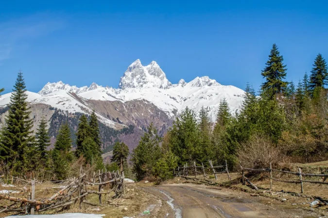Picos de Europa, paisajes dignos de una postal 82 Merca2.es 3. El Matterhorn, entre Italia y Suiza: un destino perfecto