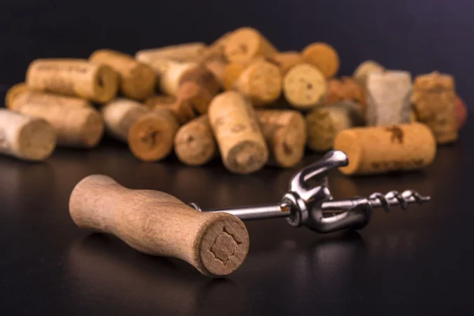 Maneras de resolver un corcho dañado de la botella de vino