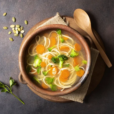 Acompáñala a la sopa jardinera de pollo con alimentos que van a enriquecer la experiencia