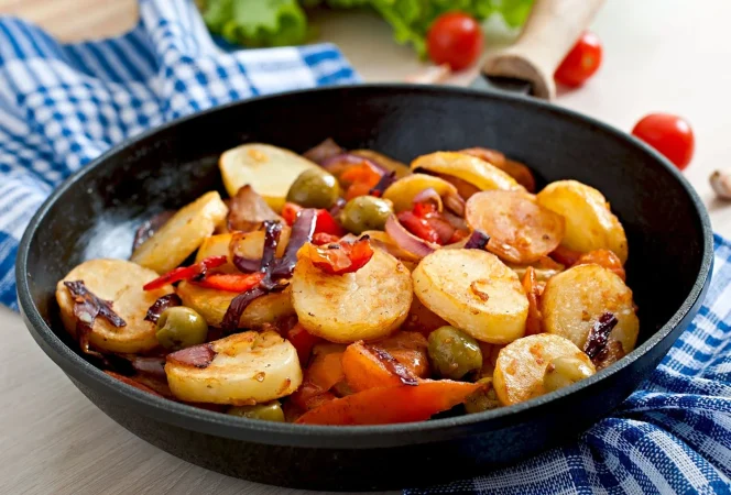 Receta muy barata de guiso de bacalao con verduras y patatas 81 Merca2.es Preparación del guiso de bacalao con verduras y patatas: la guía en la que te explicamos todo
