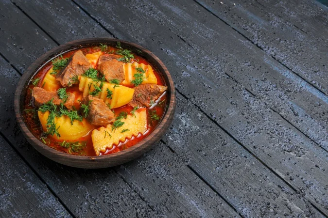 Receta muy barata de guiso de bacalao con verduras y patatas 82 Merca2.es 2. Juntar con las patatas y el caldo