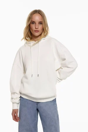5 sudaderas de Lefties tan cómodas que no querrás quitártelas ni para ducharte 5 Merca2.es Sudadera oversize capucha