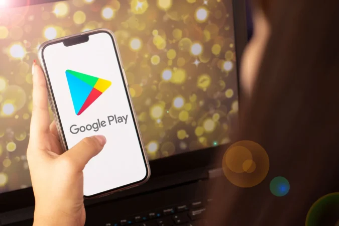 beautiful hand woman opening play store logo Merca2.es