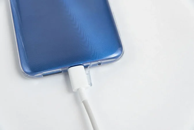 No volverás a cargar tu móvil nunca más con esta nueva batería atómica 108 Merca2.es blue cell phone connected usb cable type c charging 1 Merca2.es
