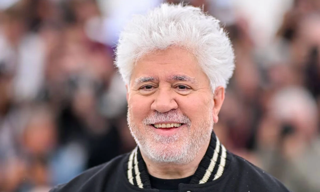 Esta es la serie de Netflix que Almodóvar recomienda y es la segunda mejor del siglo
