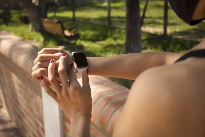 close up girls hand configuring smart watch fitness Merca2.es