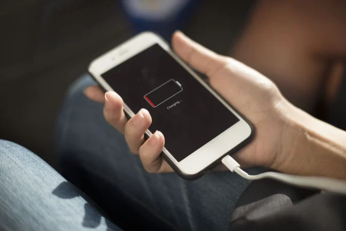No volverás a cargar tu móvil nunca más con esta nueva batería atómica 107 Merca2.es close up hands charging mobile phone 1 Merca2.es