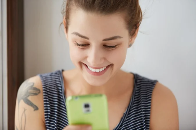 Te enseñamos a ocultar en WhatsApp chats para que nadie los descubra 29 Merca2.es close up portrait dark haired female with white skin sending messages her friends internet social communications through our gadgets can be really funny joyful positive concept Merca2.es