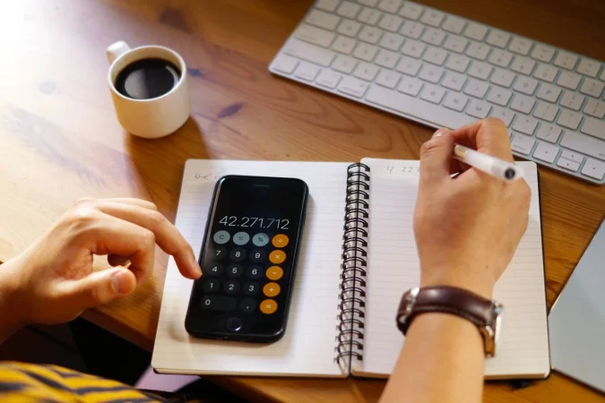 La nueva actualización de iOS soluciona un error gravísimo en tu iPhone 77 Merca2.es closeup shot entrepreneur working from home doing calculations Merca2.es