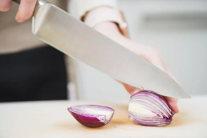 crop hands chopping onion with knife Merca2.es