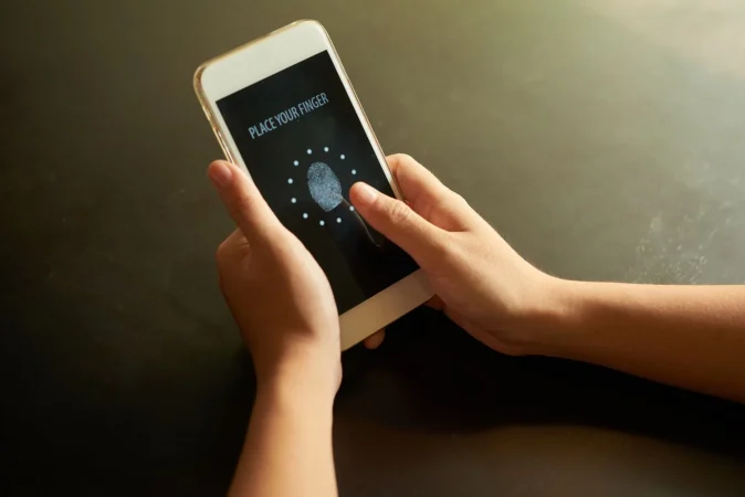 cropped hands placing finger identification spot touchscreen Merca2.es