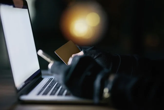 dont let your credit card out your sight shot unidentifiable criminal using laptop hack into credit account Merca2.es