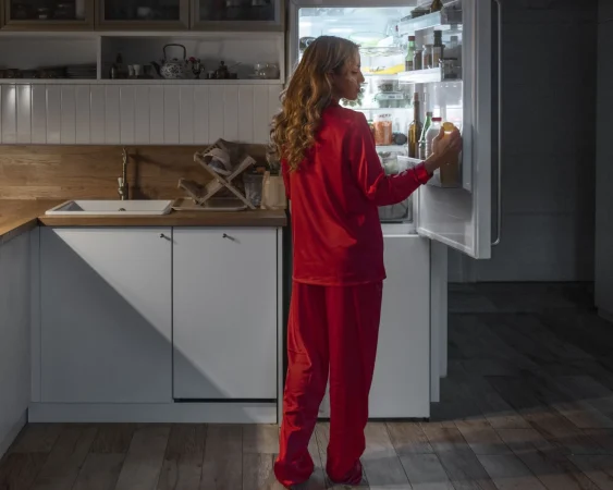 ¿Sabes qué significan los números de las neveras? No indican lo que te crees 3 Merca2.es full shot woman checking fridge night Merca2.es