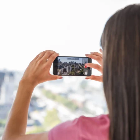 girl taking picture landscape Merca2.es