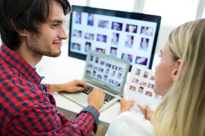 male female business executives interacting while working Merca2.es