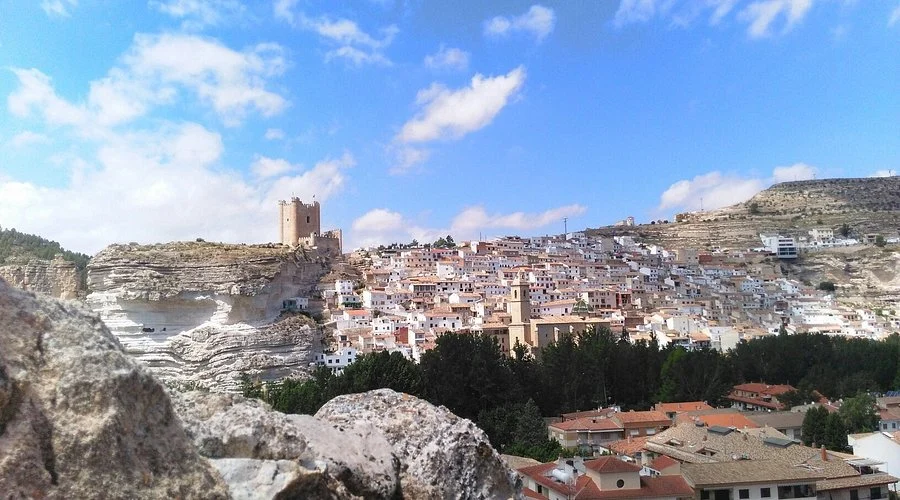 El encantador pueblo medieval a menos de 2 horas de Valencia donde se come en cuevas