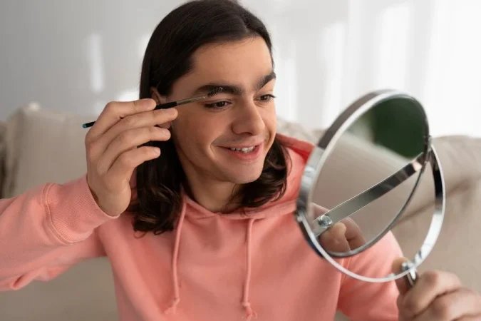 Lo último en TikTok que podría costarte la salud de tus ojos 69 Merca2.es La tendencia de Tiktok de maculinizar la mirada