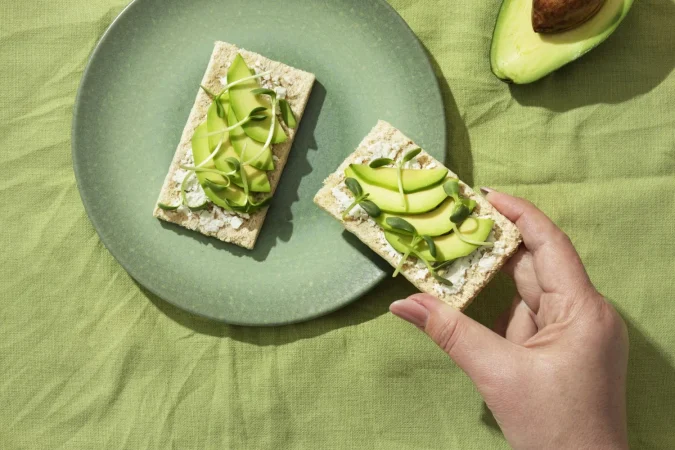 top view plate with keto diet food avocado Merca2.es
