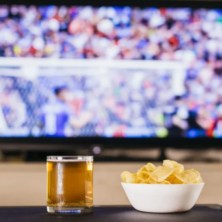 watching football concept with beer chips Merca2.es