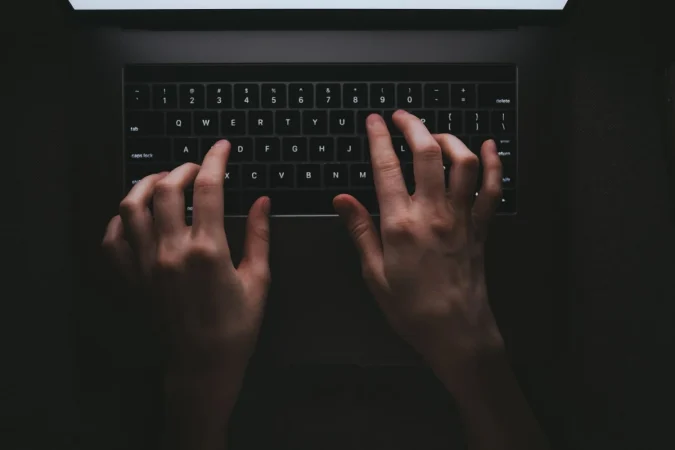 woman is typing laptop keyboard Merca2.es