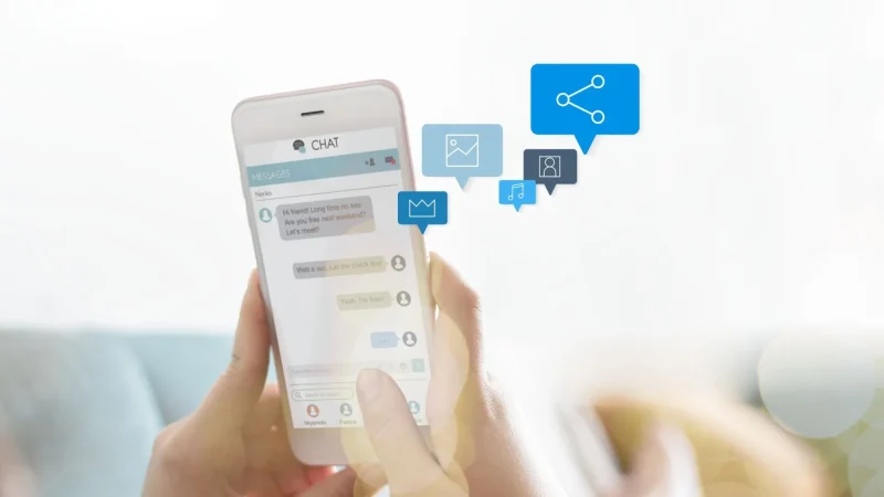 woman texting couch Merca2.es