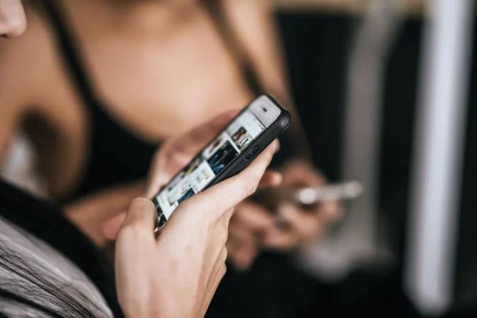 women touch chating with smart phone Merca2.es