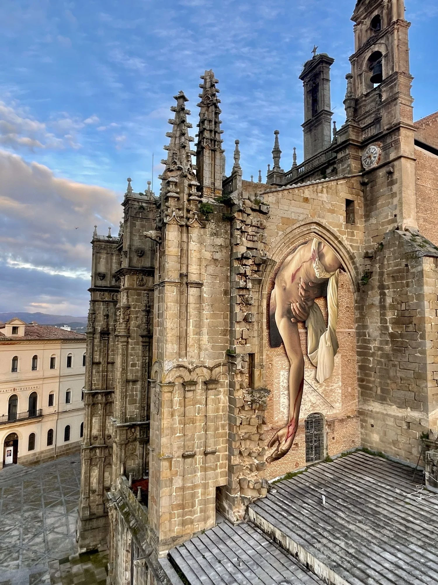 El cartel de Semana Santa de Plasencia revoluciona el mundo del arte: ¡Mejor mural de febrero!