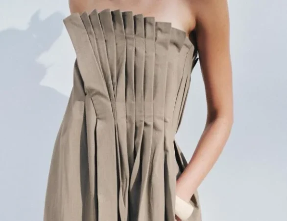 Con Zara y su colección vas a ser la invitada mejor vestida en esta temporada de BBC 2 Merca2.es 1. Vestido Plisado Arrugado ZW Collection – 90 € en Zara