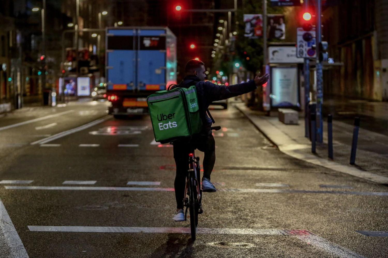 Un repartidor de Uber Eats durante el Toque de queda del confinamiento. Fuente: Agencias