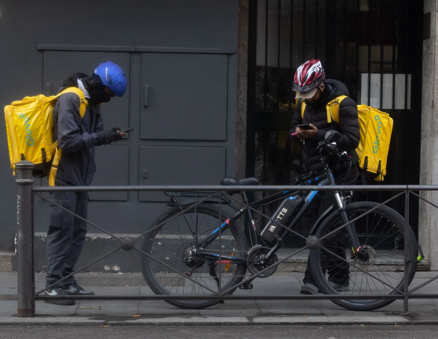 Cuenta atrás para que los repartidores de Glovo demuestren que pueden trabajar en España