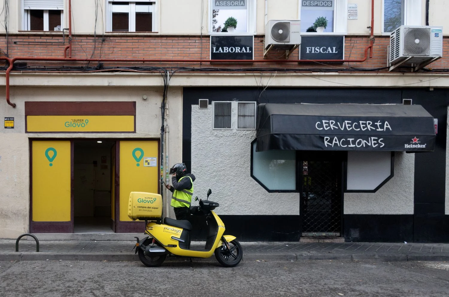 Un empleado junior de Glovo gana el doble que los riders autónomos