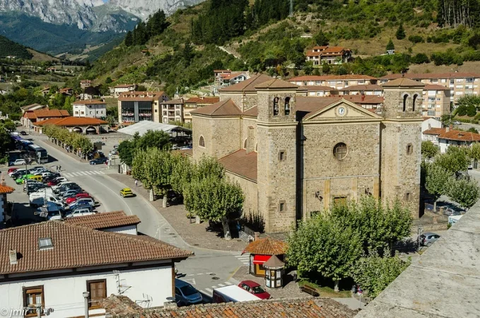 Potes: La capital lebaniega en el corazón de Cantabria 21 Merca2.es Iglesia San Vicente Potes 2 Merca2.es