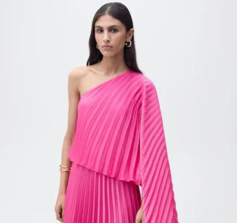 El largo vestido de capa de vuelo de Mango: elegancia y sofisticación
