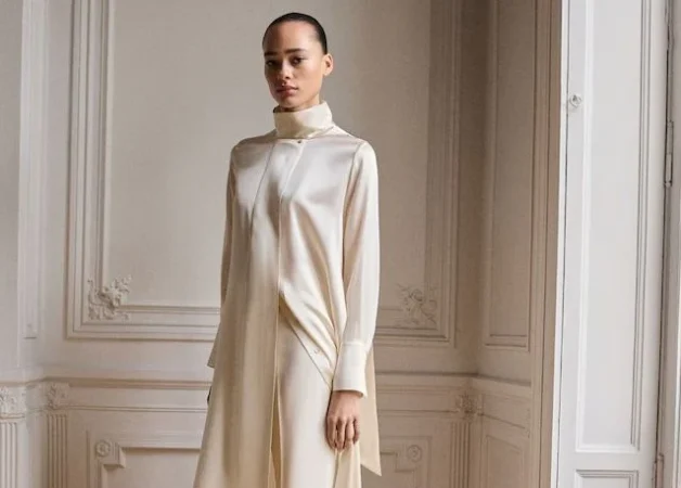 Vestido capa con el cuello y mucho estilo, fluido y elegante