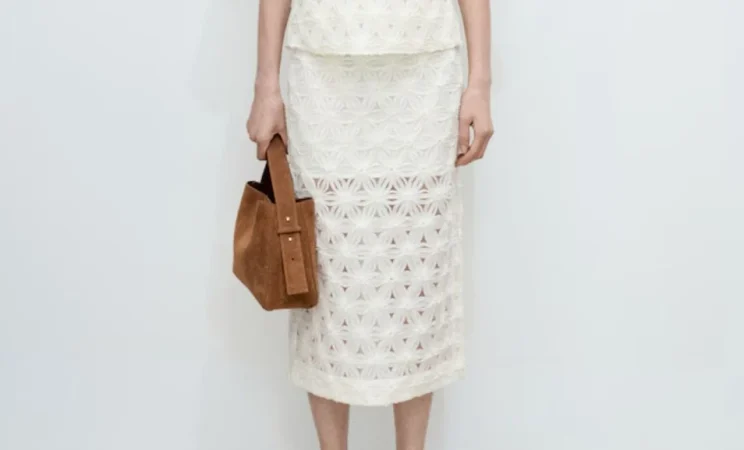 10. Falda con textura. Precio: 50 € en Mango