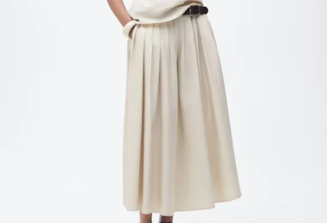 2. Falda beige tableada. Precio: 40 € en Mango