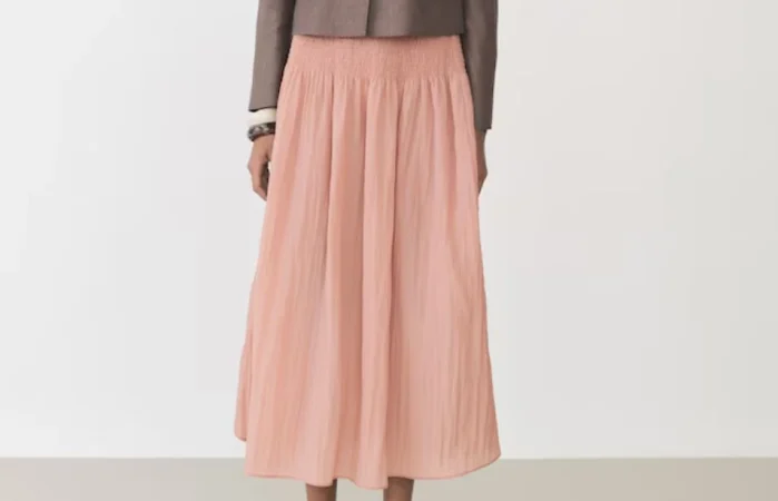 3. Falda rosa minimal. Precio: 40 € en Mango