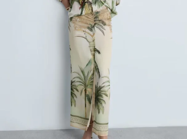 6. Falda estilo tropical. Precio: 50 € en Mango