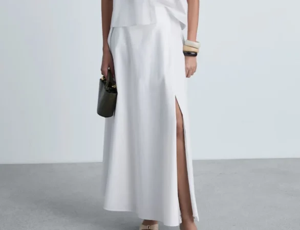 8. Falda blanca con abertura Precio: 50 € en Mango