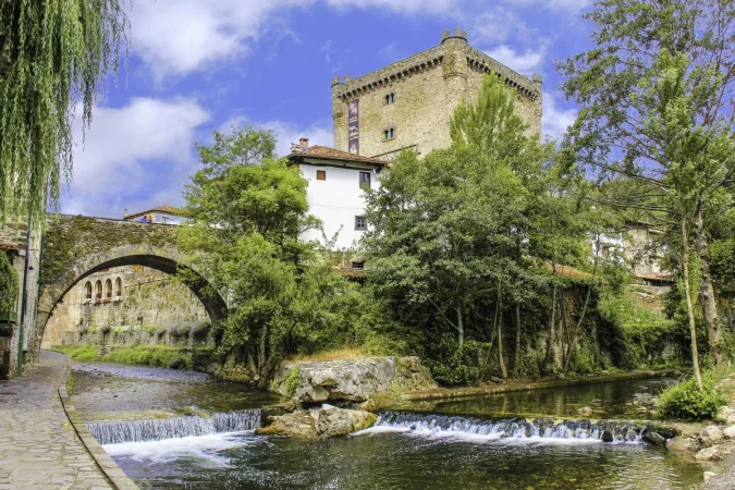 Potes: La capital lebaniega en el corazón de Cantabria 26 Merca2.es SENDA FLUVIAL 4 1 Potes Merca2.es