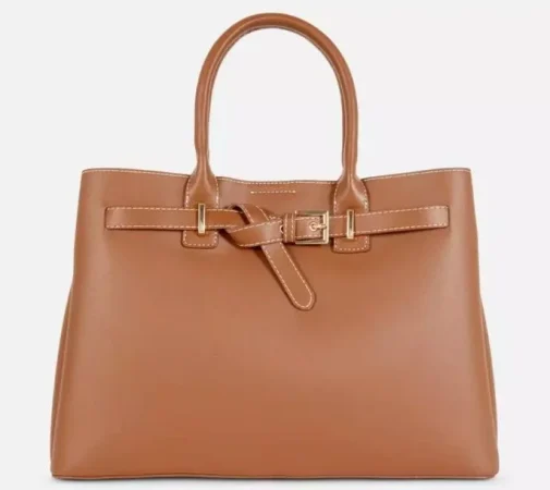 Alucina con estos bolsos de Primark que parecen de lujo y están tirados de precio 4 Merca2.es 1. Bolso Tote con detalle hebilla - 20 €