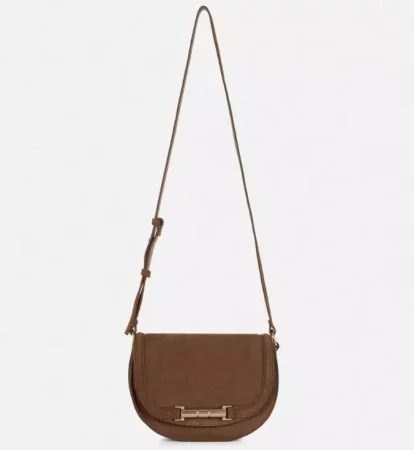 Alucina con estos bolsos de Primark que parecen de lujo y están tirados de precio 7 Merca2.es 4. Bolso Bandolera efecto ante con detalle metálico - 28 €
